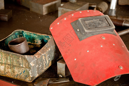 惰性气体保护焊工业用红色焊化面罩和工业用设备安全玻璃焊接背景
