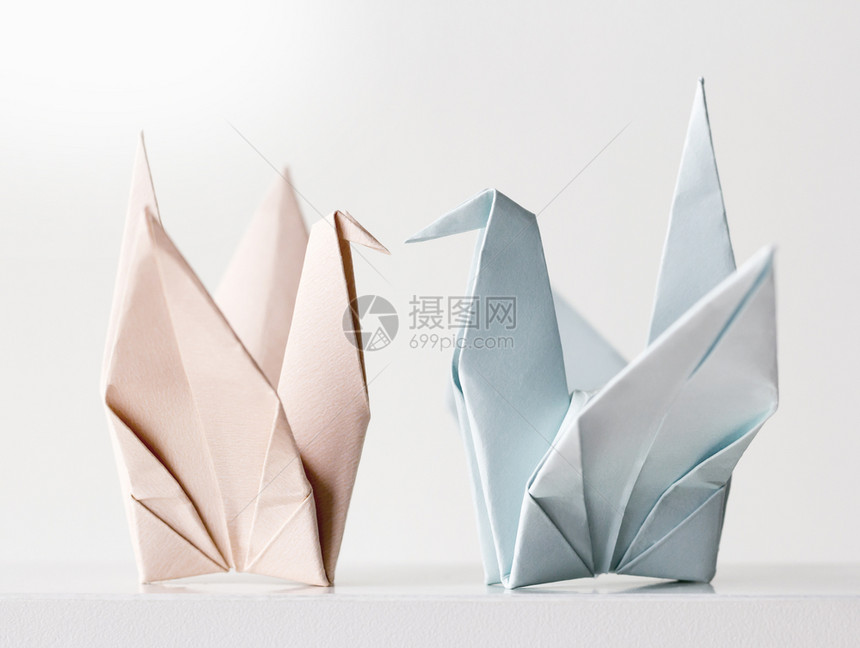 Origami夫妇纸起重机寂静蓝色的安宁图片