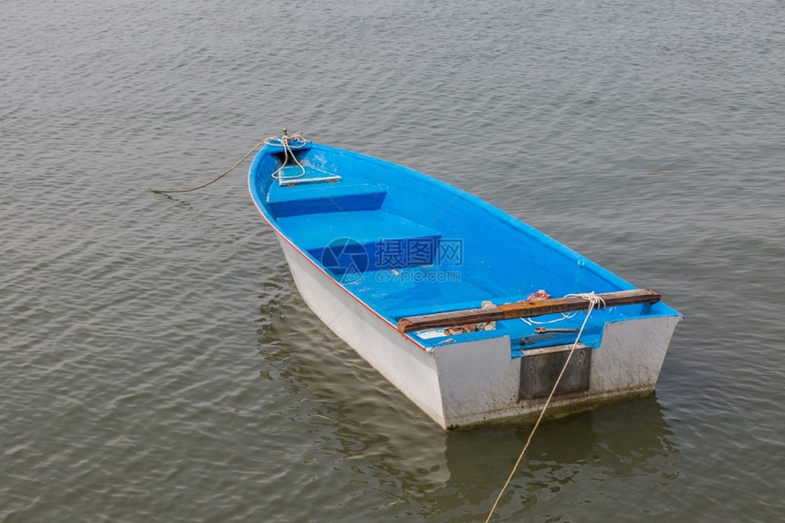 旅游优质的小渔船在河上航行蓝色的图片