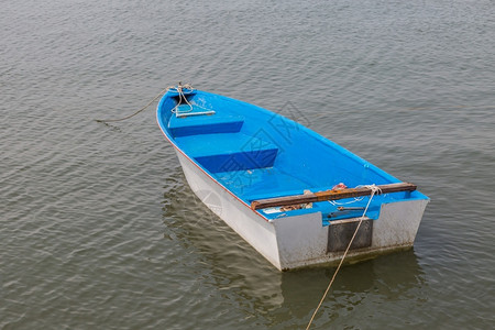 旅游优质的小渔船在河上航行蓝色的图片