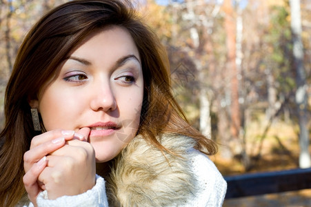 年轻的波德希瓦洛夫黑头发的年轻人欧洲女孩看着她的大拇指在嘴里手图片