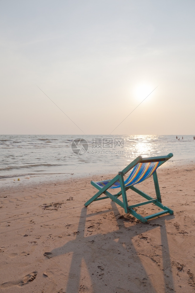 海岸旅游独自的沙滩上婴儿床海边傍晚的日落图片