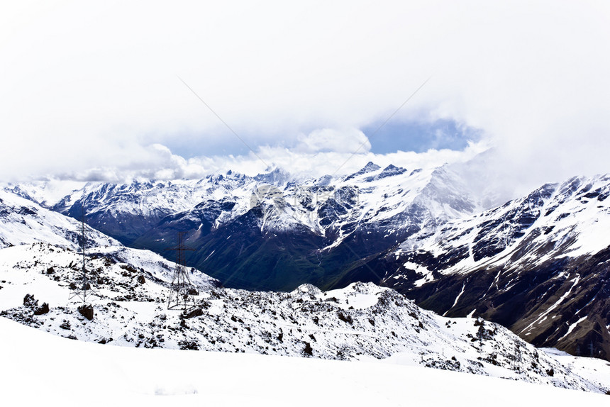 冬季的的雪山和森林图片