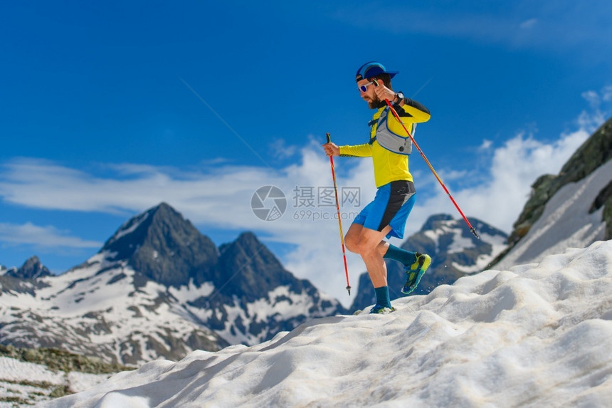 极端两下山时在雪上高空飞翔降雪的时候高图片