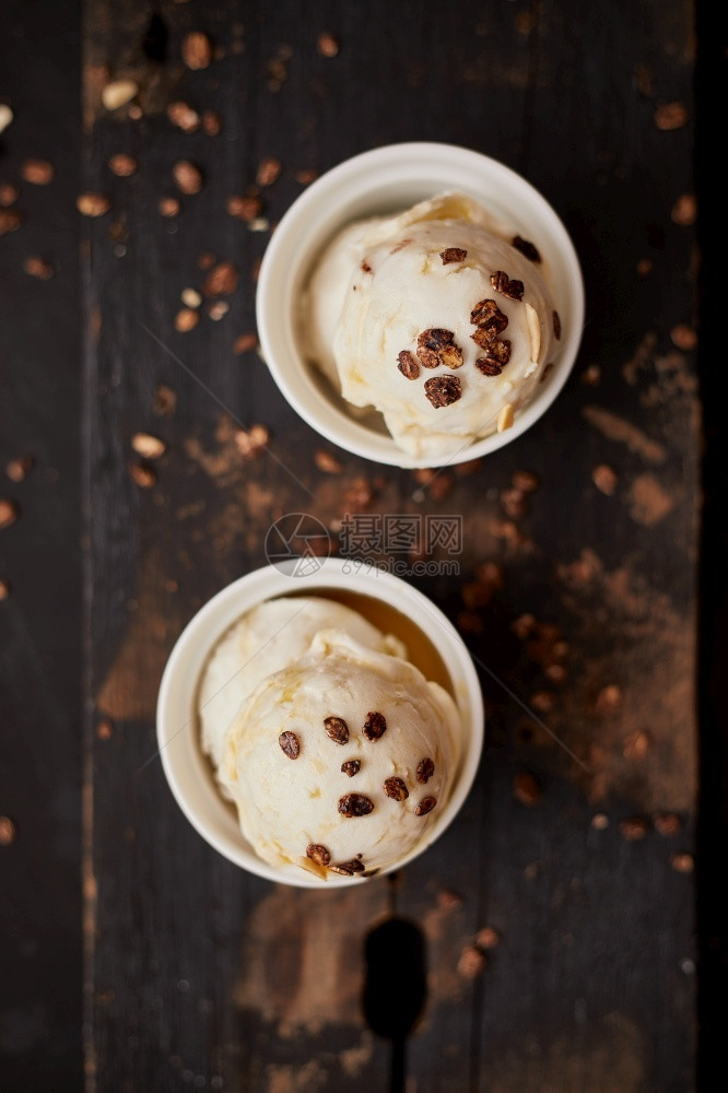 自然咖啡店制有机香草冰淇淋乳白色图片