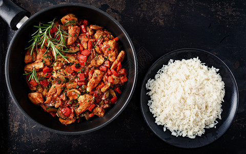 传统的吃配有大米新鲜原料和草药的鸡蔬菜锅季节精熟印度图片
