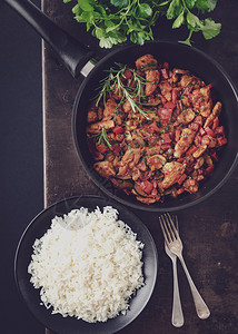 一顿饭配有大米新鲜原料和草药的鸡蔬菜锅季节精熟传统的配料图片