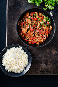 蒂卡酱新鲜的配有大米新鲜原料和草药的鸡蔬菜锅季节精熟图片