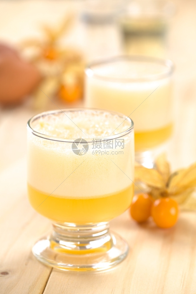 秘鲁鸡尾酒叫做AguaymantoSourPhyssalisSour由五盐汁秘鲁比索葡萄加烈酒糖浆和蛋白选择焦点制成黄色的难酒精图片
