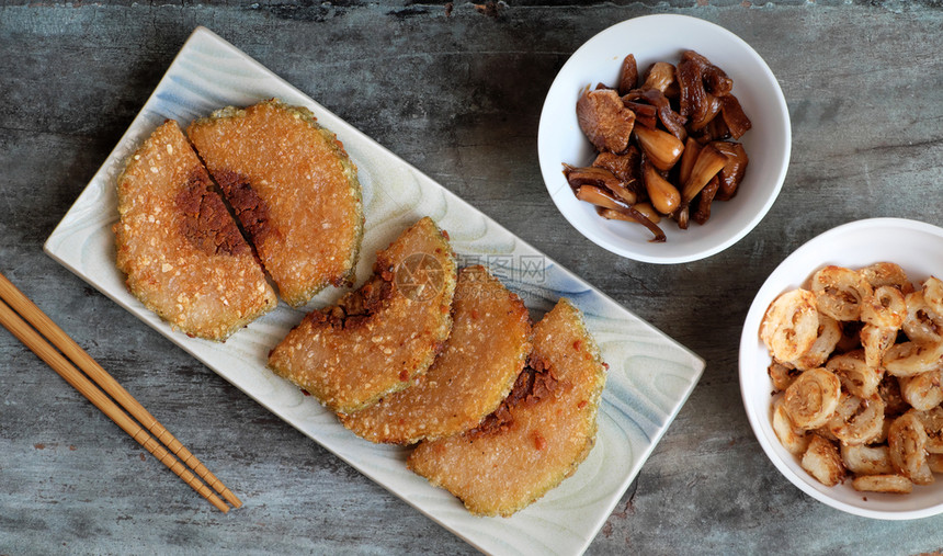 传统越南食物在Ttet上片面的饭饼炒在盘子上加咸菜木本底最高视线照片桌子新的手工制作图片
