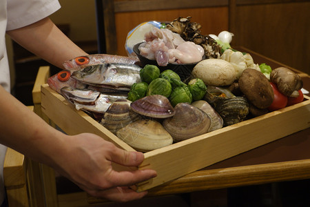收成餐厅健康厨师展示新鲜烹饪食谱品成鱼海鲜蔬菜图片