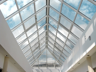 屋面天空彩绘玻璃温室屋顶云城市的设计图片