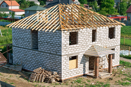 网红造梦天空建筑学工具造房屋顶未完成的白色砖瓦未完成的白屋房建造顶和筑物楼顶大以及背景
