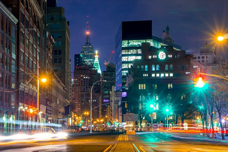 城市的建造美国纽约市夜曼哈顿Cooper广场附近交叉路口街灯交通和车头的铁轨夜间交叉路和街灯结背景图片