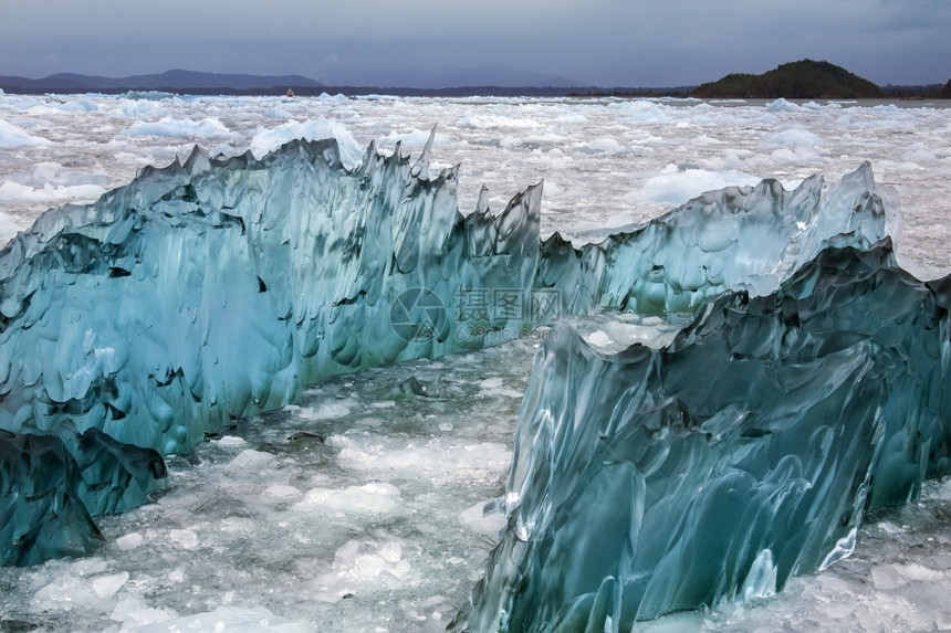 靠近南智利北帕塔戈尼亚冰场的圣拉斐尔湖边LagunaSanRafael上漂浮着绿面冰川雪寒冷的场地图片