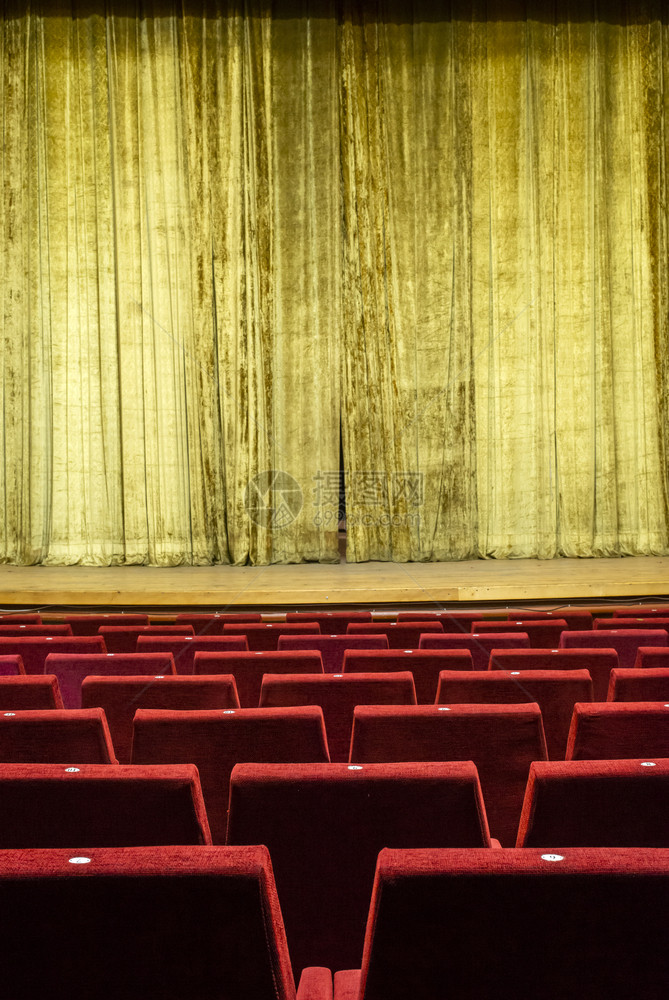 椅子电影院内黄色幕后红座椅在剧院内面的红色礼台文艺经典现场表演视觉艺术表演概念两层楼有观众小屋阳台为了图片