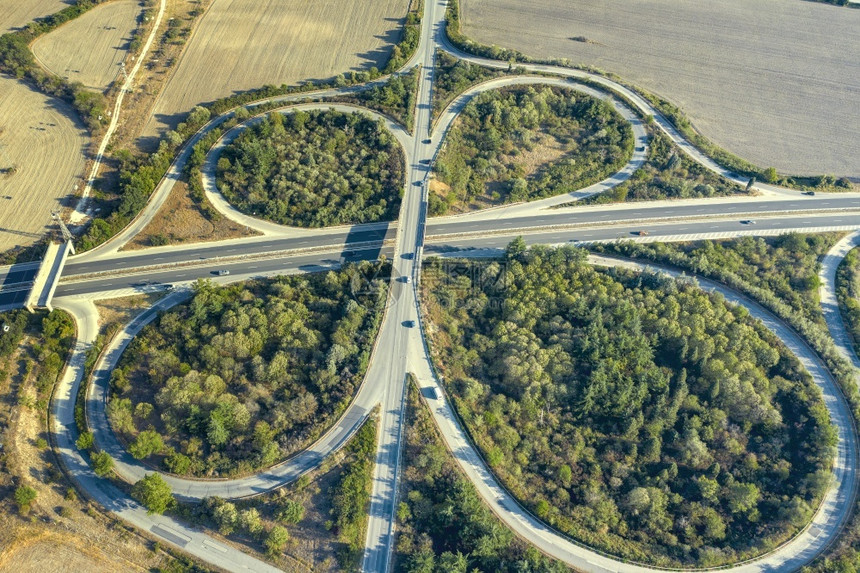 绿色十字路口圆圈从无人驾驶飞机对公路交接点的空中观察运输和基础设施概念6图片