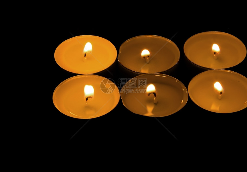 两排三分行的六根点蜡烛以黑色背景孤立有趣的背景概念Flat从上到下横向观察黑色的喜庆浪漫图片