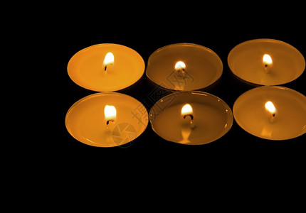 两排三分行的六根点蜡烛以黑色背景孤立有趣的背景概念Flat从上到下横向观察黑色的喜庆浪漫背景图片