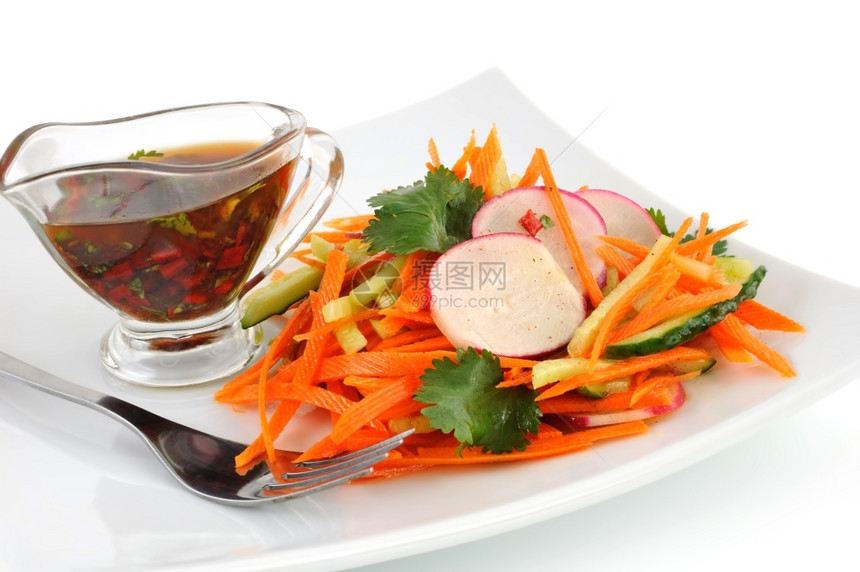 新鲜胡萝卜沙拉与和黄瓜AxA一种饮食刀具图片