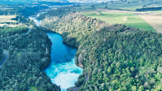 新西兰美丽的Huka瀑布空中高风景春天多于蓝色的图片