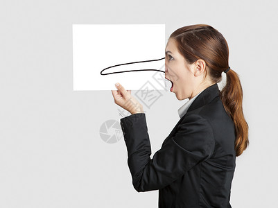 手捂鼻子抓住标语牌女人拿着纸上面有一幅皮诺切奥鼻子的草图广告牌背景