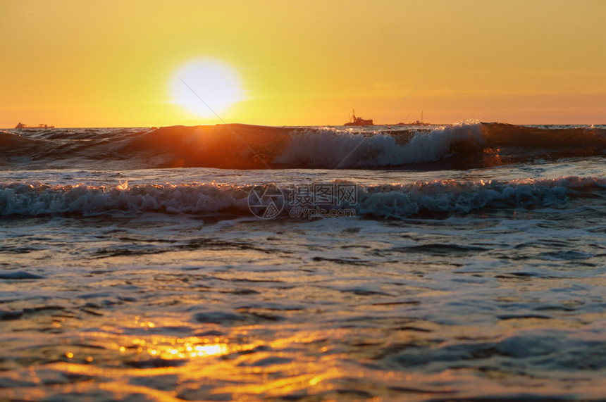 海上日落岸出上落夏天太阳加里宁格勒图片