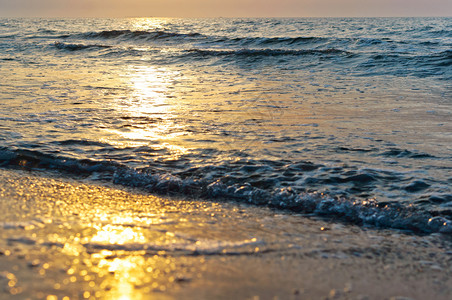 太阳平静的海上日落岸出上落黎明图片