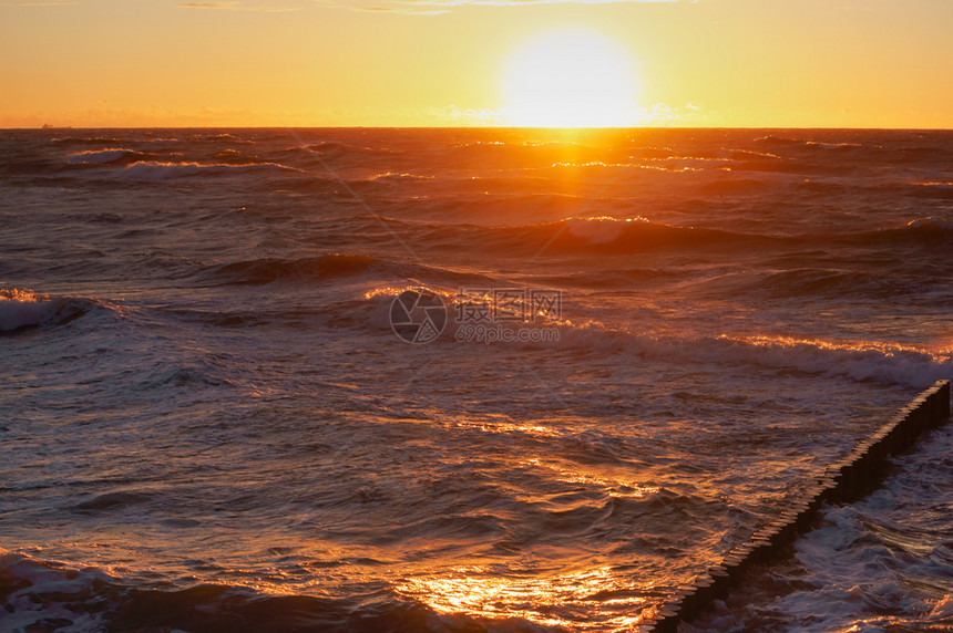 俄罗斯夏天海上日落岸出上落金的图片