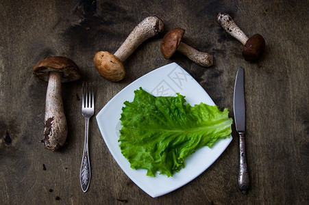餐桌食物背景上的蘑菇胡椒草药和其他产品牛扒煮熟的用餐图片