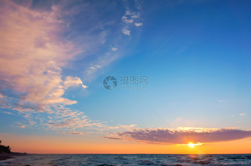 海上日落岸出上落浪美丽的太阳图片