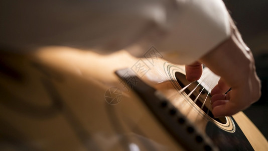 弹吉他的手部特写照片图片