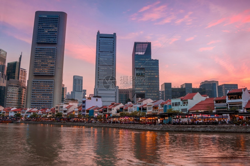 新加坡中华餐厅晚间在新加坡唐人街的汽艇和摩天大楼晚宴上金融的旅游地标图片