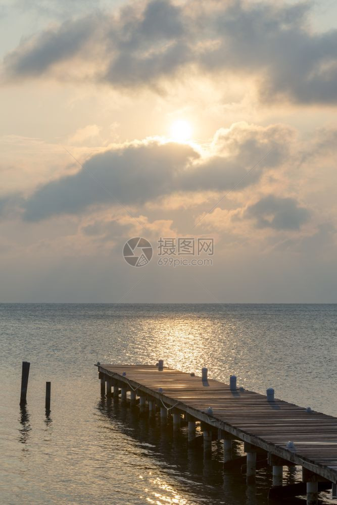 日出在木林喷气的日出中太阳升起在一个有戏剧天空木制码头上户外自然水图片