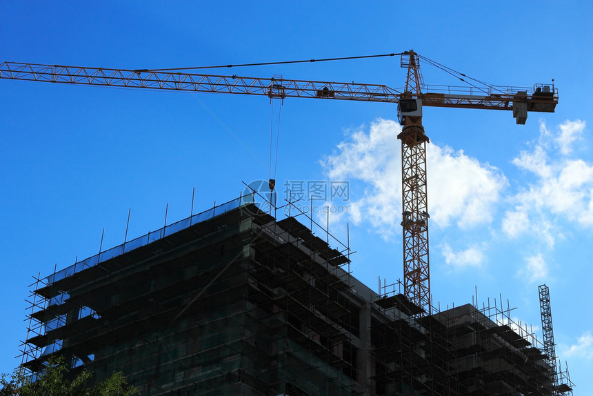 剪影安全管子Crane和建筑工地的光照蓝色天空和云彩图片