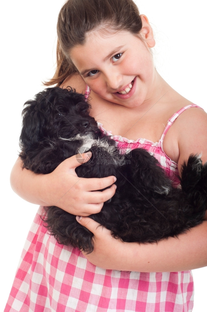黑色的可爱小女孩抱着她狗在白色背景中被孤立年轻的白色图片