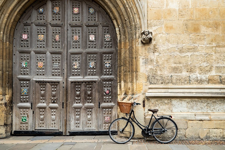 博德利安图书馆大门外的老式自行车高清图片