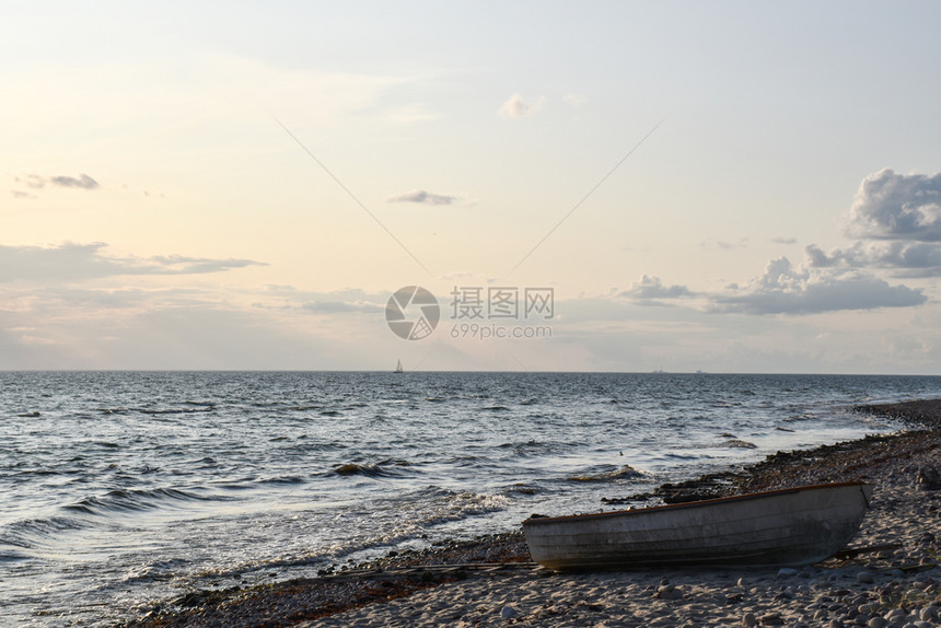 波罗的海沿岸在奥兰岛最北端的波罗海岸靠划船轮停田园诗般的景观风优美图片