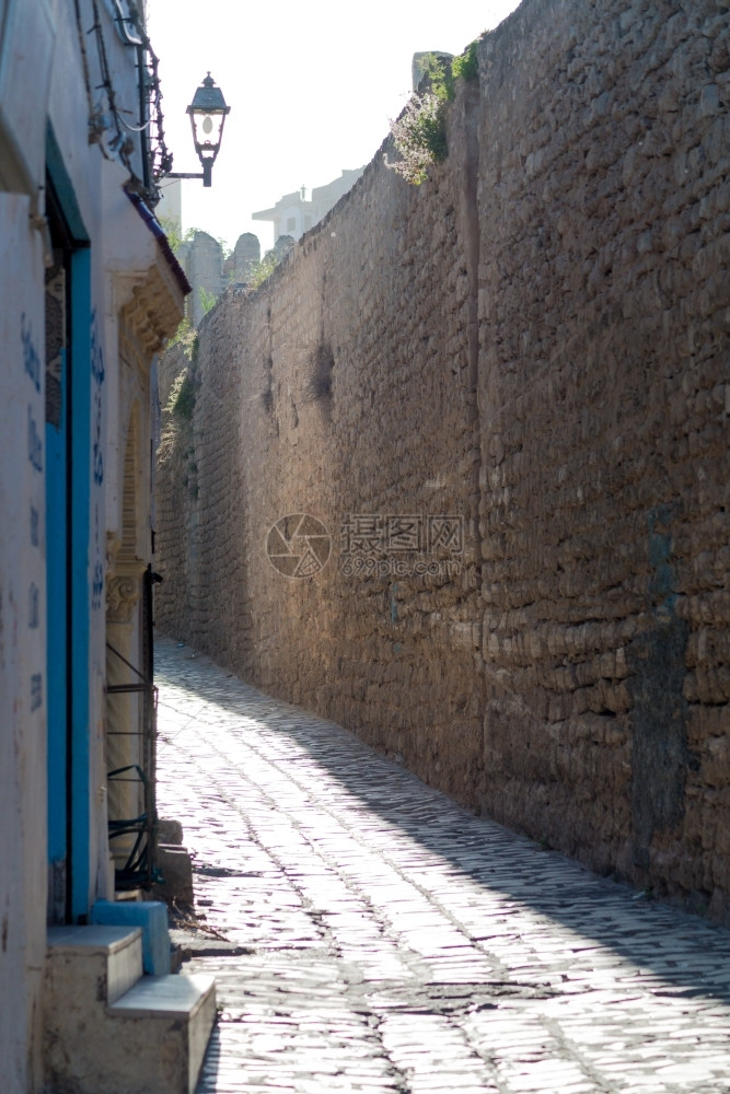路面狭窄的旧城墙带有科布岩石巷道车图片