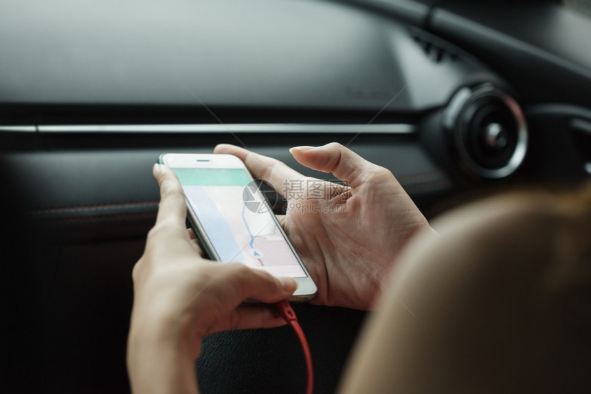 指导移动的手机上使用应程序的近身妇女司机图片