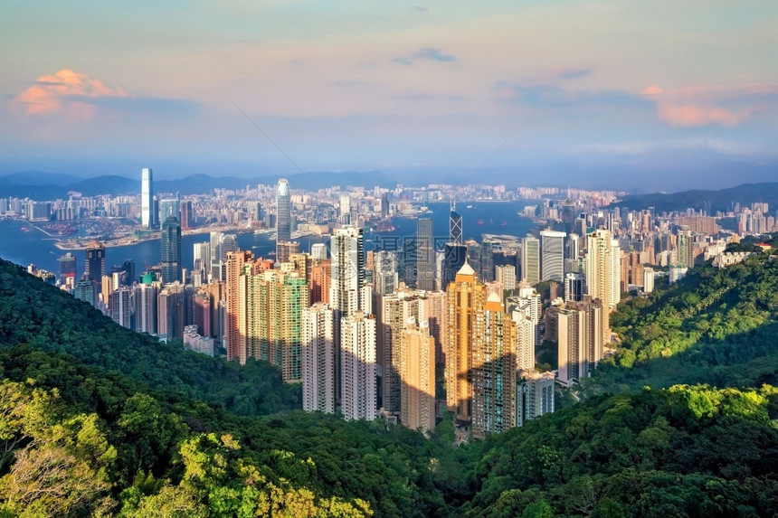 香港市天际线由维多利亚港景处的顶端视图显示商业顶峰景观图片