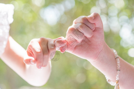 孩子们两个坐在户外玩派蒂蛋糕的年轻女孩朋友暑假娱乐幸福孩子图片