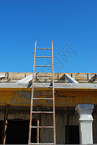 楼梯工业的高一张在建屋顶房的梯子照片该车正在建造中图片