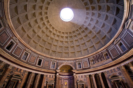 万神殿大厅对称圆顶通过开口带光束的记录图片