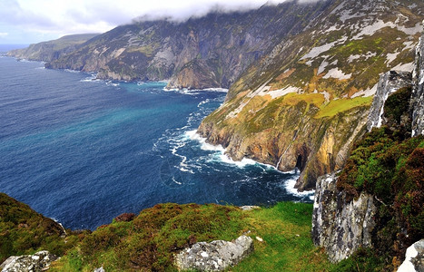 海云蓝色的爱尔兰Donegal县Slieve联盟的裂缝图片