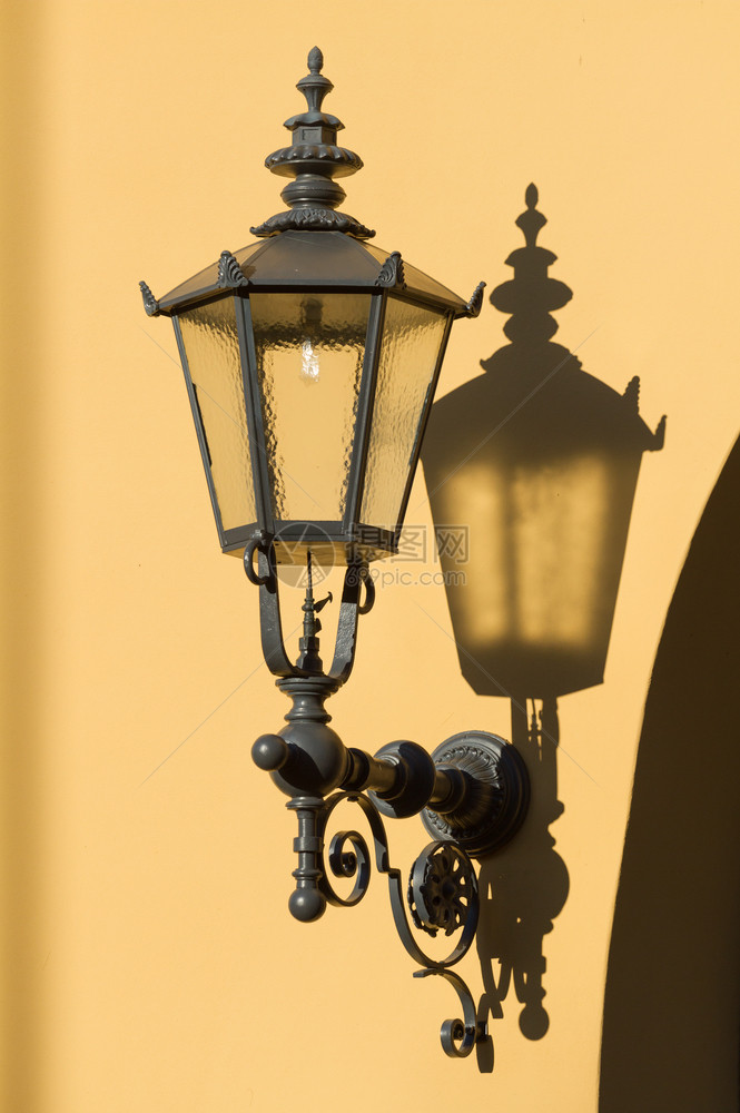 路灯拉脱维亚里加有影子的街道灯笼欧洲细节图片
