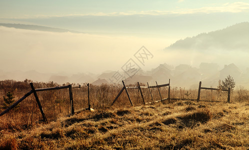 农场乡村的景观秋天在乡下弥漫着空雾图片