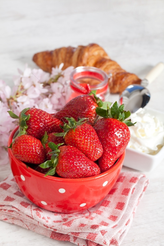 茶点生的早餐新鲜草莓和羊角面包美丽的图片