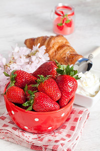 早餐新鲜草莓和羊角面包自然甜点颜色图片