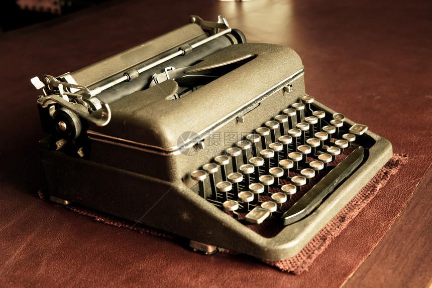 桌上旧式打字机按钮老的信图片
